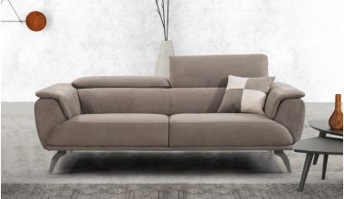 Carla Piękna Luksusowa Włoska Sofa, włoska sofa zamszowa, włoska sofa welurowa, sofa z pięknymi podłokietnikami i nóżkami tylko w Delux Deco, włoska sofa z regulowanym zagłówkiem, włoska sofa z szerokim zagłówkiem