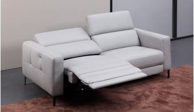 Certosa Sofa 3 osobowa z Funkcją Relaks, skórzana sofa z funkcją relaks, sofa z elektryczną funkcją relaks, system relaks w podnóżkach sofy, sofa z relaks od Delux Deco, sofa z regulowanymi zagłówkami