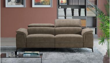 Ingrid Luksusowa Włoska Sofa, zamszowa sofa z szerokimi i wysokimi zagłówkami, sofa z regulowanymi zagłówkami, sofa z pięknymi nóżkami, ekskluzywna włoska sofa tylko w Delux Deco