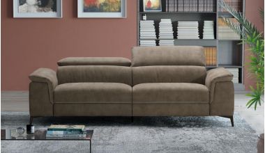 Ingrid Luksusowa Włoska Sofa, zamszowa sofa z szerokimi i wysokimi zagłówkami, sofa z regulowanymi zagłówkami, sofa z pięknymi nóżkami, ekskluzywna włoska sofa tylko w Delux Deco