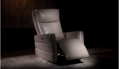 Larson Fotel z Funkcją Relaks, fotel w eko skórze, elektryczna funkcja relaks w podnóżku, fotel z wygodnym oparciem tylko w Delux Deco