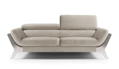 Norvana Włoska Sofa 2 Osobowa, włoska welurowa lub zamszowa sofa, włoska sofa z pięknymi nóżkami, sofa włoska z wysokimi i szerokimi zagłówkami, włoska  welurowa sofa z regulowanymi zagłówkami tylko w Delux Deco