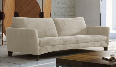 Strata Włoska 2 Osobowa Sofa Zamszowa lub Welurowa, sofa w 100 % wykonywana we Włoszech, sofa z wysokim oparciem i pięknie profilowanymi podłokietnikami, włoski design tylko w Delux Deco