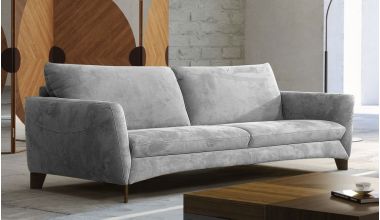 Strata Włoska 3 Osobowa Sofa Zamszowa lub Welurowa, sofa w 100 % wykonywana we Włoszech, sofa z wysokim oparciem i pięknie profilowanymi podłokietnikami, włoski design tylko w Delux Deco