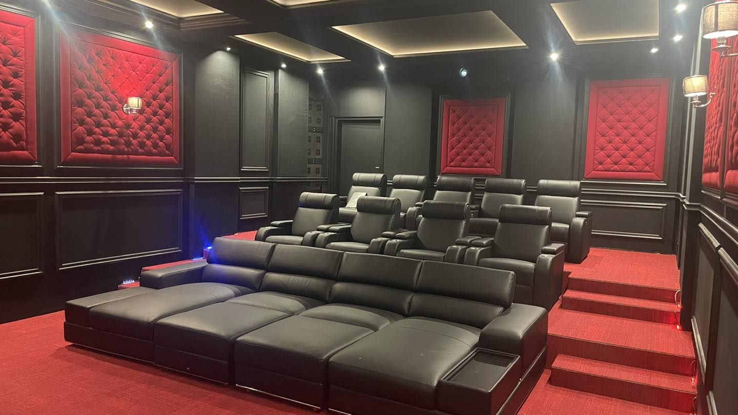 Szeroki Fotel czy Głęboka Sofa? - Co sprawdzi się w domowej sali kinowej